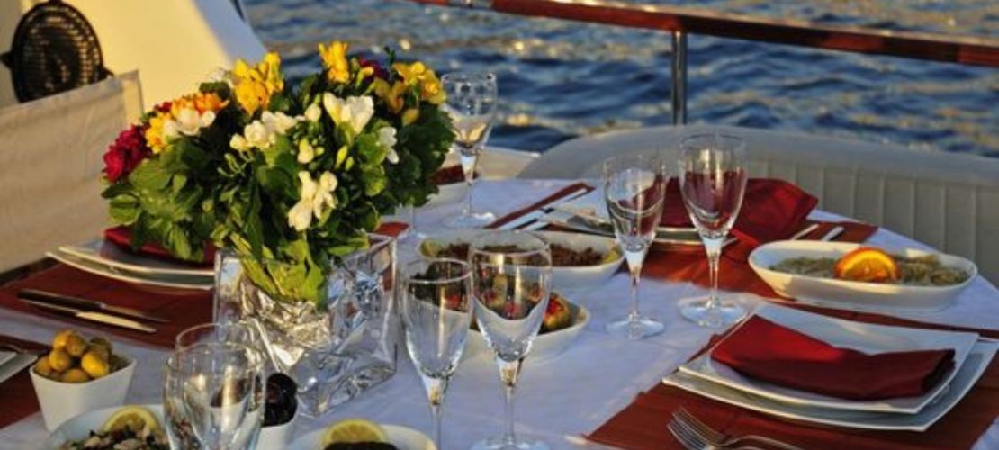 Alacakaranlık Gökünün Altında Gastronomik Bir Senfoni: İstanbul Boğazı`nda Bir Gastronomik Yolculuğa Çıkın
